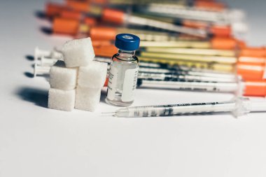 Diyabet ve şırınga için bir şişe insülin.