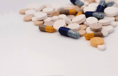 Kalp şeklinde renkli haplar, tabletler ve kapaklar.