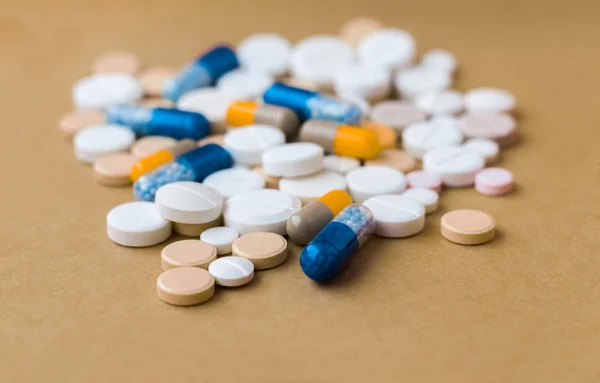 Άλμα πολύχρωμα χάπια, φαρμακευτική ιατρική δισκία και καπάκια — Φωτογραφία Αρχείου