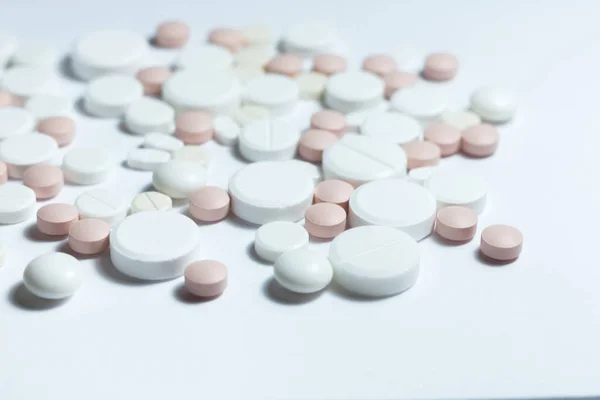 Heap de comprimidos, comprimidos de medicina farmacêutica e cápsulas em w — Fotografia de Stock