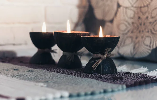 Vela de aroma de spa ardiente en cáscara de coco en un multicolo de punto — Foto de Stock