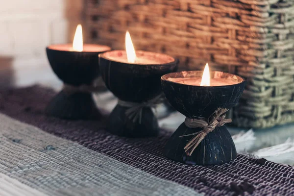 Vela de aroma de spa ardente em casca de coco em um multicolo tricotado — Fotografia de Stock