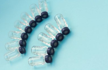 Mavi sırt grubuna aşı aşısı için ilaç şişelerinde hazır.