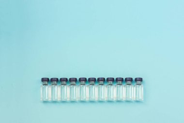 Mavi sırt grubuna aşı aşısı için ilaç şişelerinde hazır.