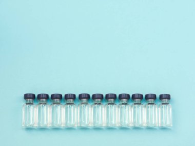 Mavi sırt grubuna aşı aşısı için ilaç şişelerinde hazır.