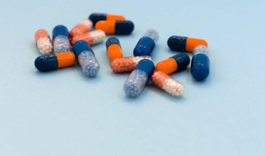 Renkli haplar, haplar, mavi arka planda kapsüller. Doktor.