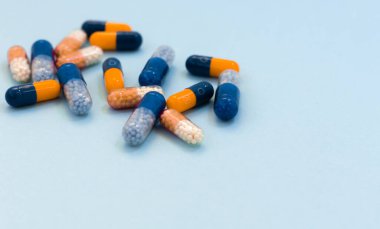 Renkli haplar, haplar, mavi arka planda kapsüller. Doktor.