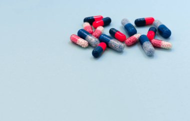 Renkli haplar, haplar, mavi arka planda kapsüller. Doktor.