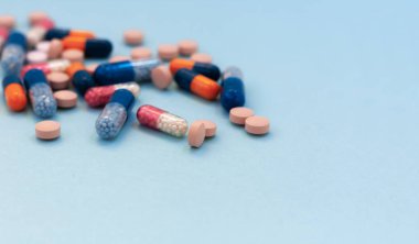 Renkli haplar, haplar, mavi arka planda kapsüller. Doktor.
