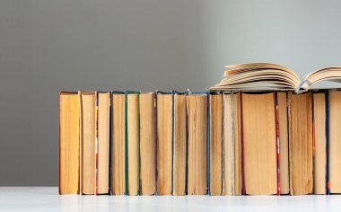Açık ciltli kitap, günlük, hayran olunan sayfalar.