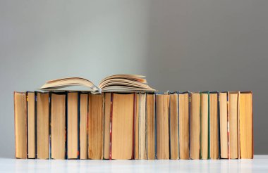 Açık ciltli kitap, günlük, hayran olunan sayfalar.
