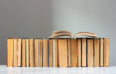 Açık ciltli kitap, günlük, hayran olunan sayfalar.