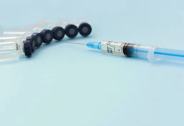 Glas-Medizinflaschen mit Injektionsflüssigkeit mit blauem Aluminium — Stockfoto