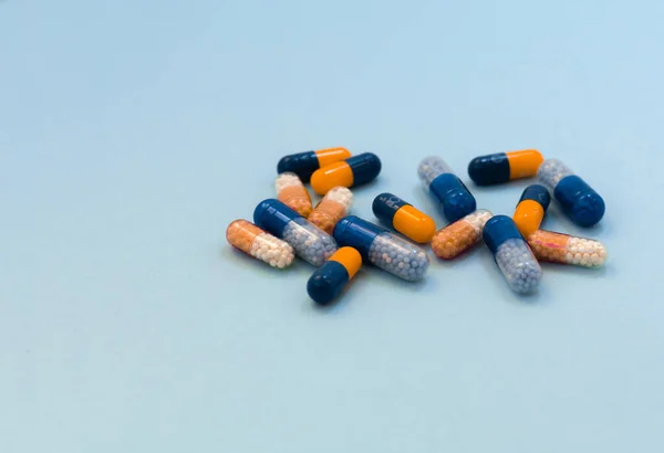 Montón de píldoras de colores, tabletas, cápsulas sobre fondo azul. Dr. — Foto de Stock