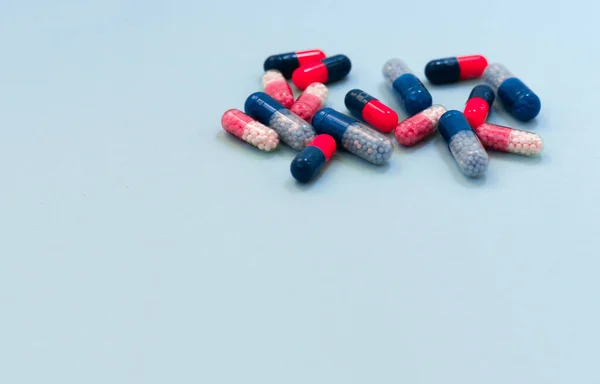 Куча красочных таблеток, таблеток, капсул на синем фоне. Доктор — стоковое фото