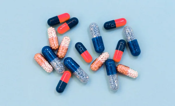 大量的彩色药丸，药片，蓝色背景的胶囊。博士 — 图库照片