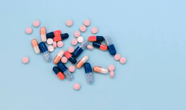 大量的彩色药丸，药片，蓝色背景的胶囊。博士 — 图库照片