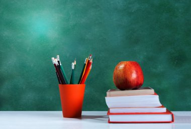 Okula geri döndüm, turuncu kalem tutacağı, beyazla ilgili bir yığın kitap.