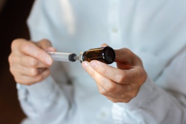 Doktor beyaz ameliyat elbisesi ve mavi maske takıyor.