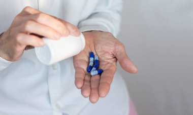 Kadın eli, elinde ilaç, elinde yaşlı kadın eli.