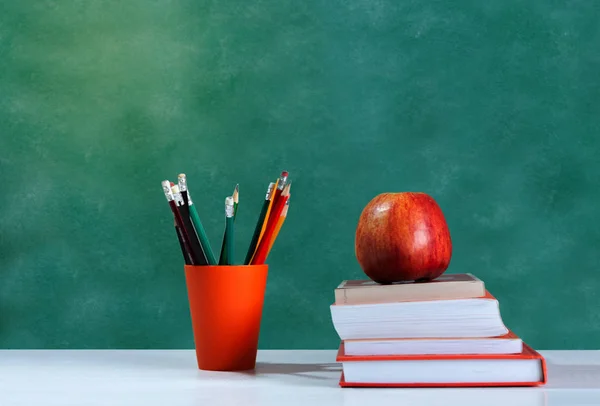 学校に戻る,オレンジの鉛筆ホルダー,白いta上の本のスタック — ストック写真