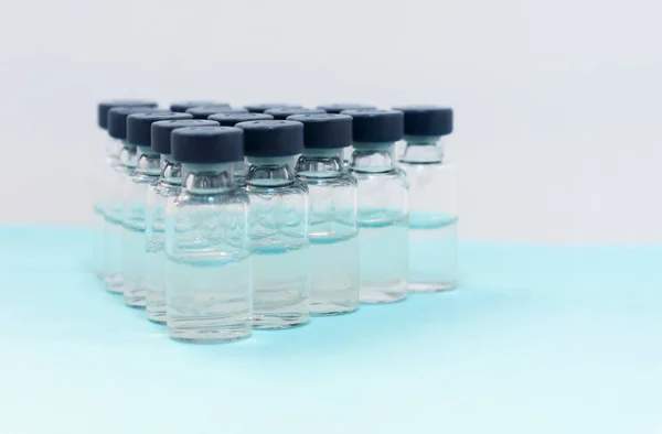 Medizin in Ampullen, bereit zur Impfung auf blauem Hintergrund — Stockfoto