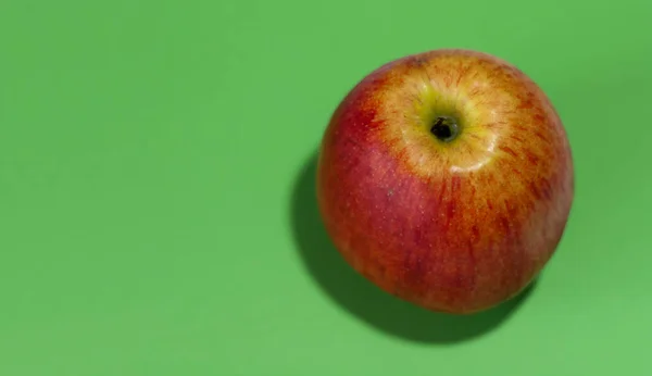 Mela rossa cruda matura su sfondo verde, vista dall'alto salute della frutta — Foto Stock