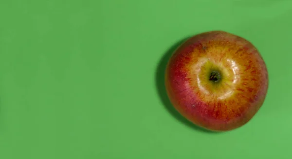Mela rossa cruda matura su sfondo verde, vista dall'alto salute della frutta — Foto Stock