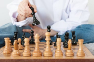 Strateji konsepti, oyunda, yönetimde ya da liderlik yarışmasında tahtadan figürü hareket ettiren bir kadının eli iş hayatında başarı.