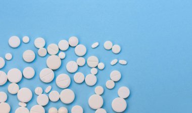 Şeker bağımlılığı, insülin direnci, sağlıksız beslenme, mavi arka planda şeker küpleri, diyabet koruma konsepti, üst görünüm