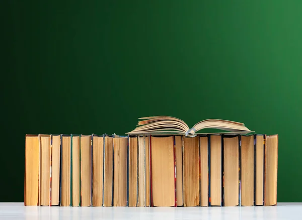 Back School Pile Books Empty Green School Board Background Education — Stock Photo, Image