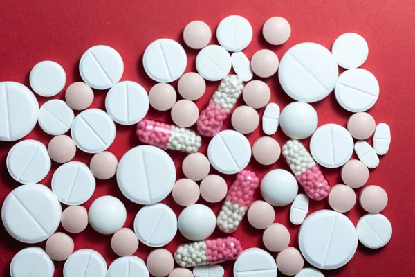 Mucchio Pillole Bianche Compresse Capsule Sfondo Rosso Prescrizione Farmaci Trattamento — Foto Stock