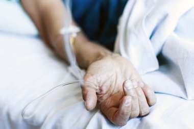 Ciddi durumda olan hastaya bir damlatıcı yoluyla ilaç verilir (damar içi sisteme sahip sağlık geçmişi).)