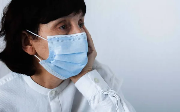 Coronavirus Quarantine Air Pollution Pm2 Concept 老弱妇孺的脸戴着蓝色口罩来保护自己 中国流行病毒症状背景 — 图库照片