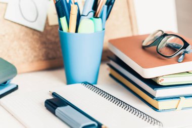 Not defteri, kalemler, gözlük ve kitap yığını, eğitim öğrenme konsepti için okul geçmişi