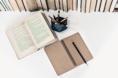 Not defteri, kalemler, gözlük ve kitap yığını, eğitim öğrenme konsepti için okul geçmişi