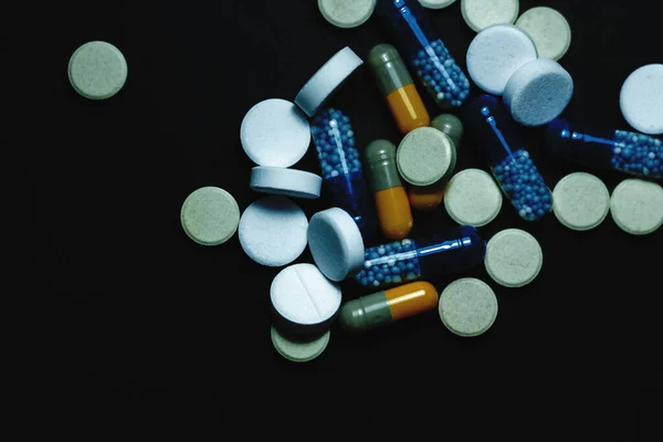 Hromada Barevných Pilulek Tablet Farmaceutické Medicíny Tobolek Černém Pozadí Lék — Stock fotografie
