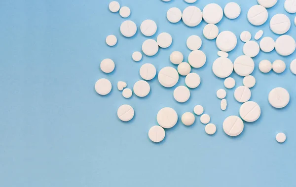 Montón Pastillas Blancas Tabletas Cápsulas Sobre Fondo Azul Receta Medicamentos — Foto de Stock