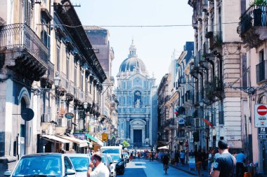 Catania, Sicilya, İtalya: Şehrin tarihi kısmındaki cadde manzarası, Barocoo tarzındaki eski binalar, geleneksel mimari