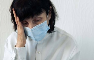 Coronavirus karantina ve hava kirliliği pm2.5 konsepti. Korunmak için mavi solunum maskesi takan yaşlı hasta kadın. Wuhan, Çin salgını virüs belirtileri.