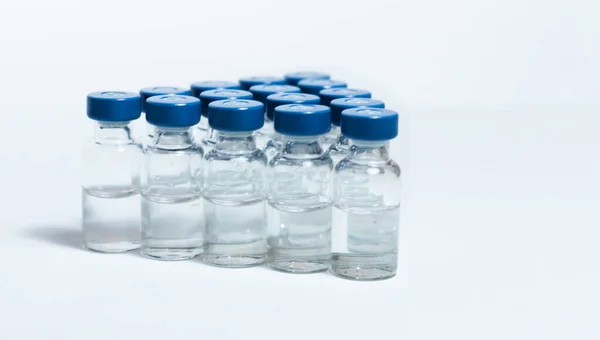 Medizinische Glasflaschen Mit Injektionsflüssigkeit Mit Blauen Aluminiumverschlüssen Für Impfungen Coronavirus — Stockfoto