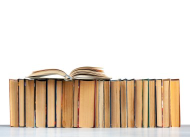 Kitap yığını ve açık kitap beyaz bir arkaplanda izole, okul eğitim kavramına geri dönüş
