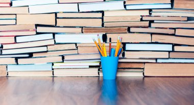 Okuyucu ve kitap yığınları, eğitim öğrenme konsepti için okul geçmişi