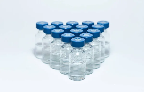 Medizinische Glasflaschen Mit Injektionsflüssigkeit Mit Blauen Aluminiumverschlüssen Für Impfungen Coronavirus — Stockfoto