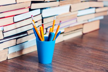 Okuyucu ve kitap yığınları, eğitim öğrenme konsepti için okul geçmişi
