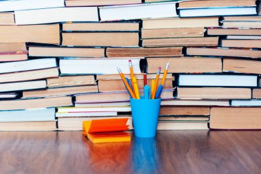 Kalem tutacağı, not kağıdı ve kitap yığını, eğitim öğrenim konsepti için okul geçmişi