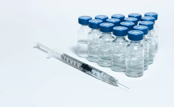 Aşı Için Mavi Alüminyum Kapaklı Şırıngalı Cam Ilaç Şişeleri Coronavirüs — Stok fotoğraf