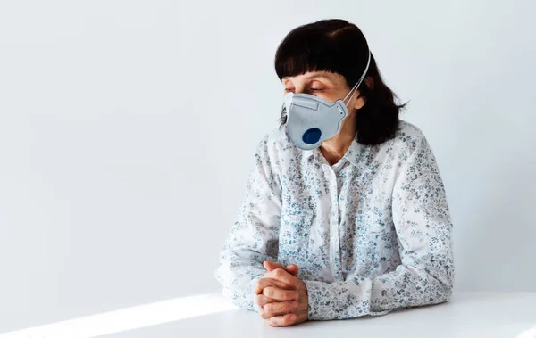 Concepto Covid Cuarentena Por Coronavirus Mujer Anciana Enferma Con Máscara — Foto de Stock