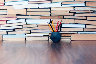 Okuyucu ve kitap yığınları, eğitim öğrenme konsepti için okul geçmişi