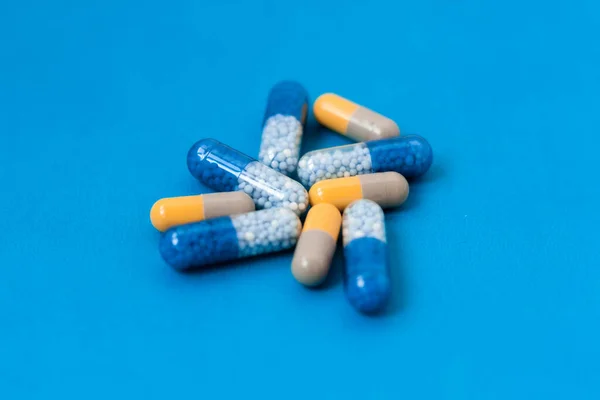 大量的白色药丸 蓝色背景的胶囊 药物处方治疗药物保健概念在复制空间 — 图库照片